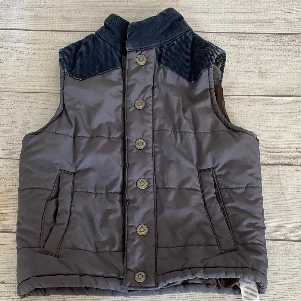 Boys Carter's Charcoal Puffer Vest size 4. Snap button closure Corduroy collar